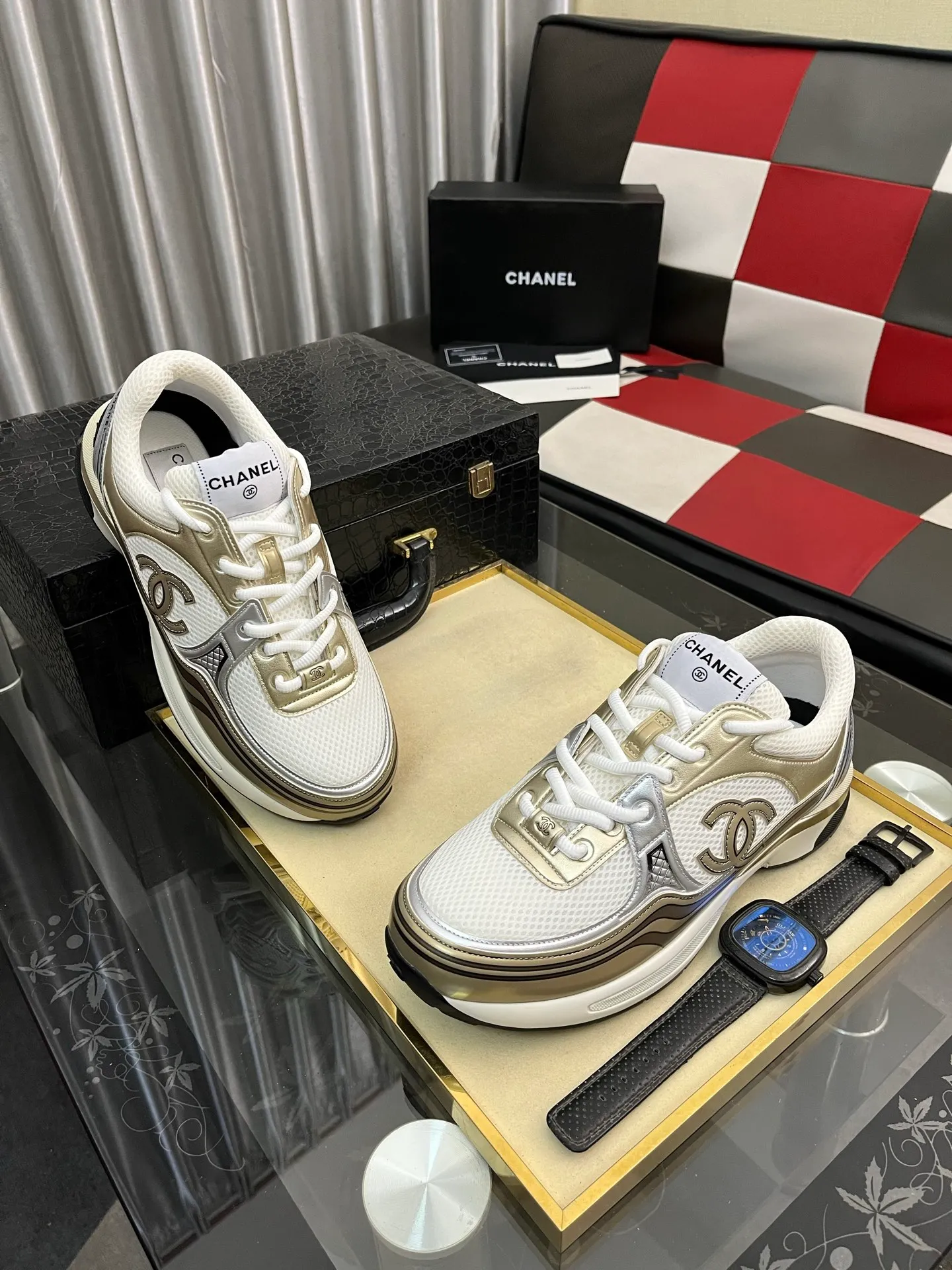 Men's shoes 💰: 620⌚️⌚️Chanel 2025C new diamond sneakers, ultra-light and comfortable casual shoes, black and white cowhide leather, versatile white shoes, you can't go wrong with the style, cow suede➕down cloth contrasting color combination, fresh and full of vitality, logo embossed on the side, very delicate on the foot, original customized material for the upper, original outsole Upper: Cow suede➕Down cloth/black and white full cowhide Lining: Sheepskin Sole: Open-molded TPU outsole Size: 35-44